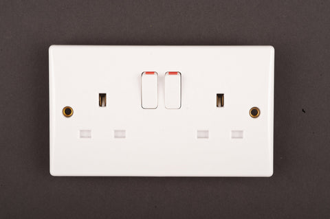 Dencon-Slimline Switched Socket Outlet to BS1363